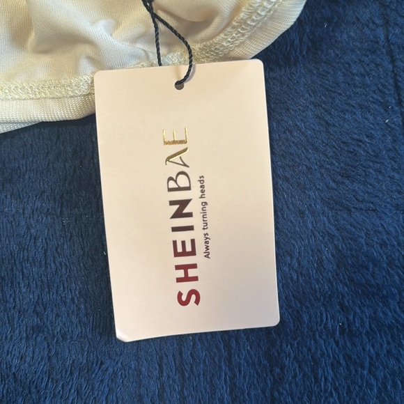 Elegant Cream Dress with Ruffled Sleeves - Picture 5 of 7